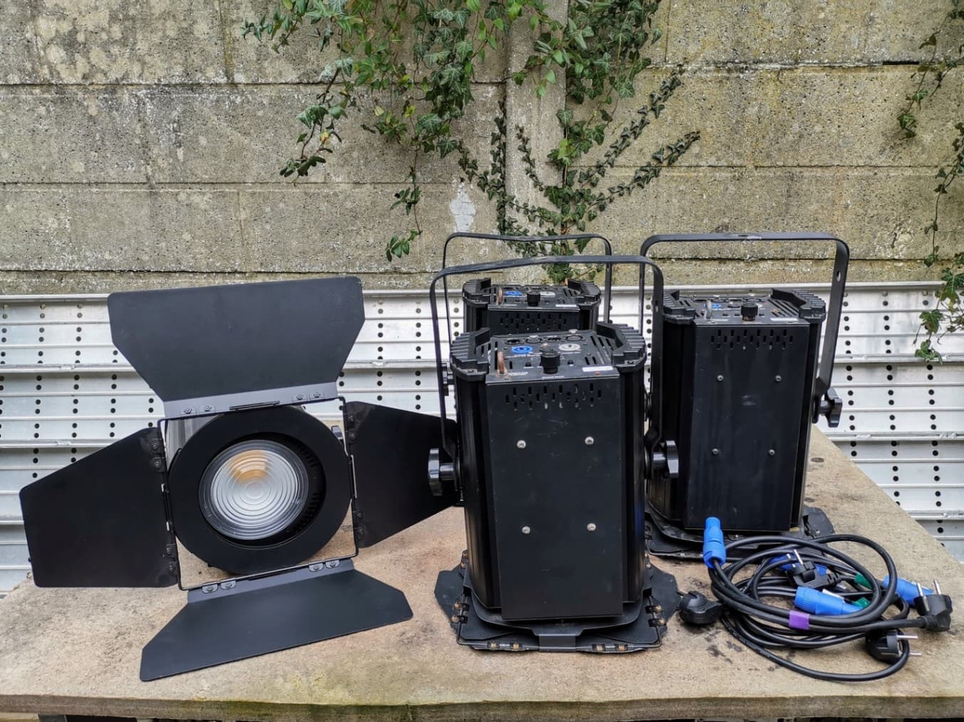 Lot de 2x projecteurs LED Fresnel