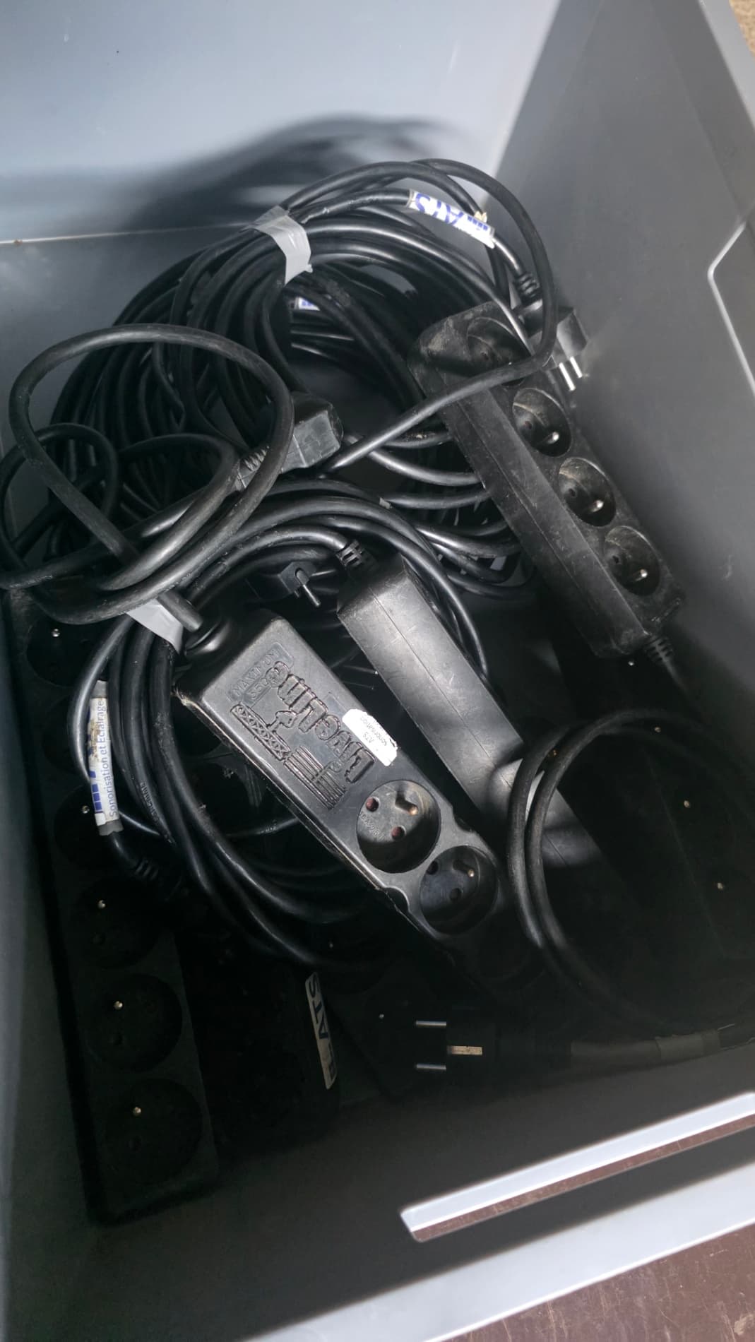 Lot de multiprises et rallonges électriques